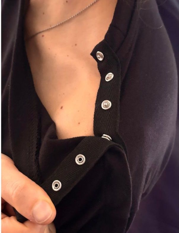 Camiseta de manga larga con abertura lateral – CON VOLANTES - Imagen 3